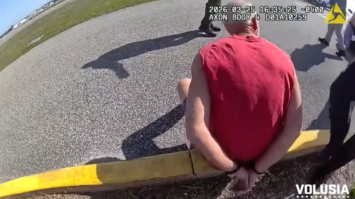 Homem da Flórida dirige Mustang na pista do aeroporto e tenta roubar avião