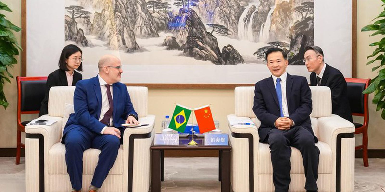 EBC firma parceria inédita com China Media Group