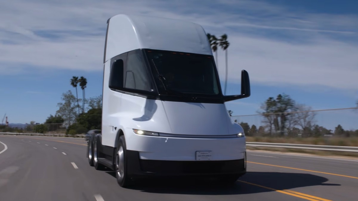 Jay Leno dirige Tesla Semi com bateria projetada para durar 1 milhão de milhas