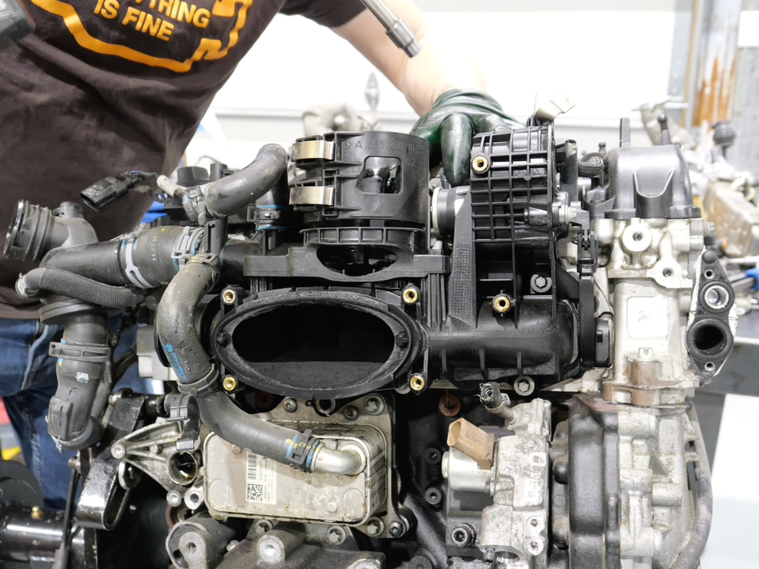 Desmontagem mostra por que este motor diesel Mercedes falhou