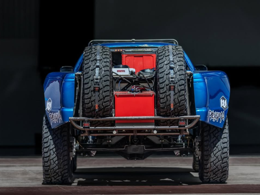 Alguém transformou um Nissan Silvia em um caminhão troféu do deserto