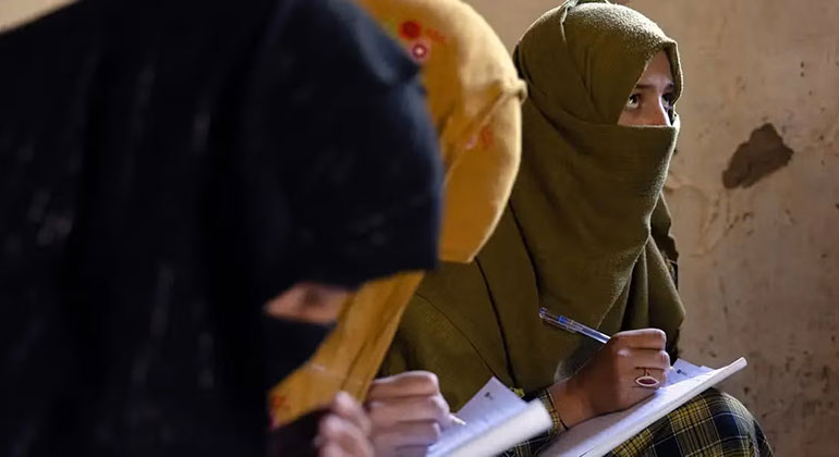 Talibã não pode proibir mulheres de frequentar ONU no Afeganistão, dizem peritos