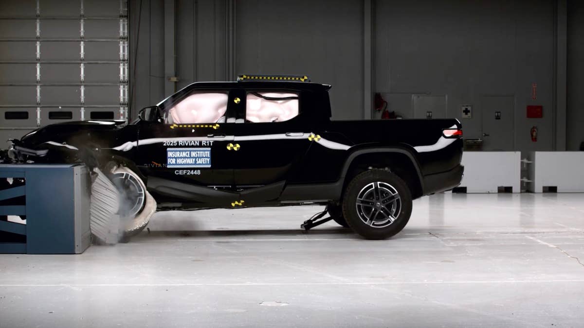 Tesla Cybertruck vs. Rivian R1T: Qual captador elétrico é mais seguro?