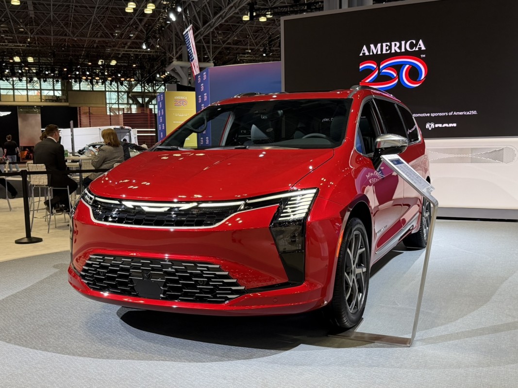 2027 Chrysler Pacifica parece impressionante pessoalmente, mas o interior é algo diferente