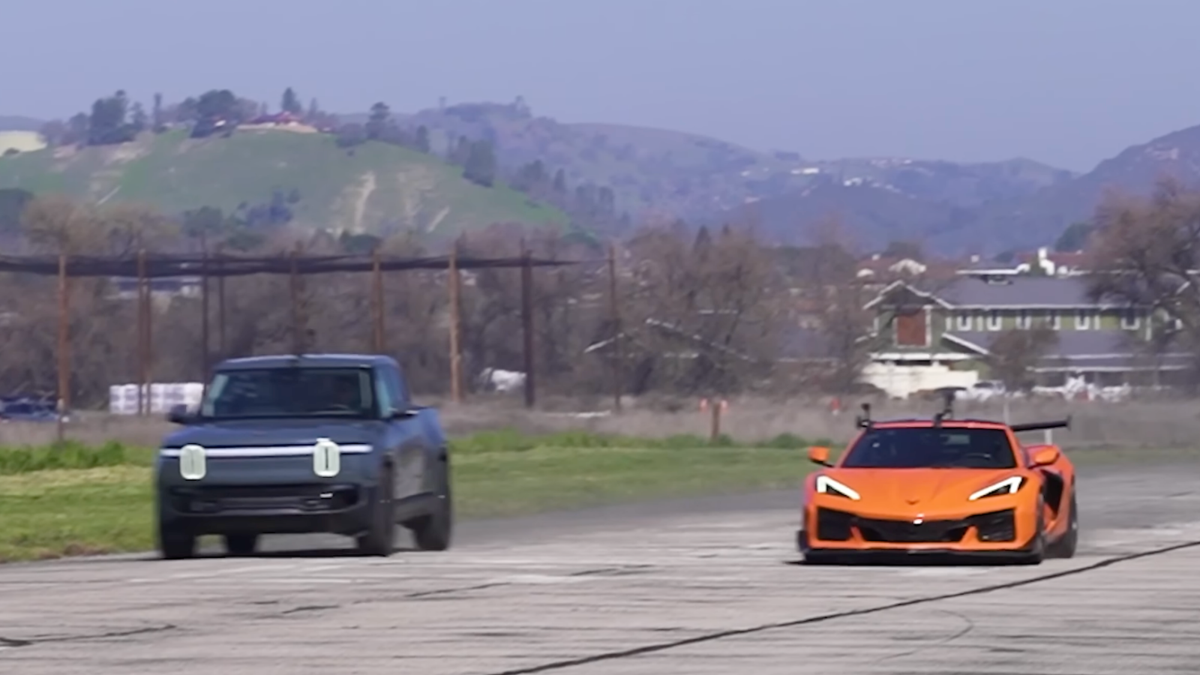 O caminhão elétrico Rivian R1T de 7.000 libras pode vencer um Corvette Z06?