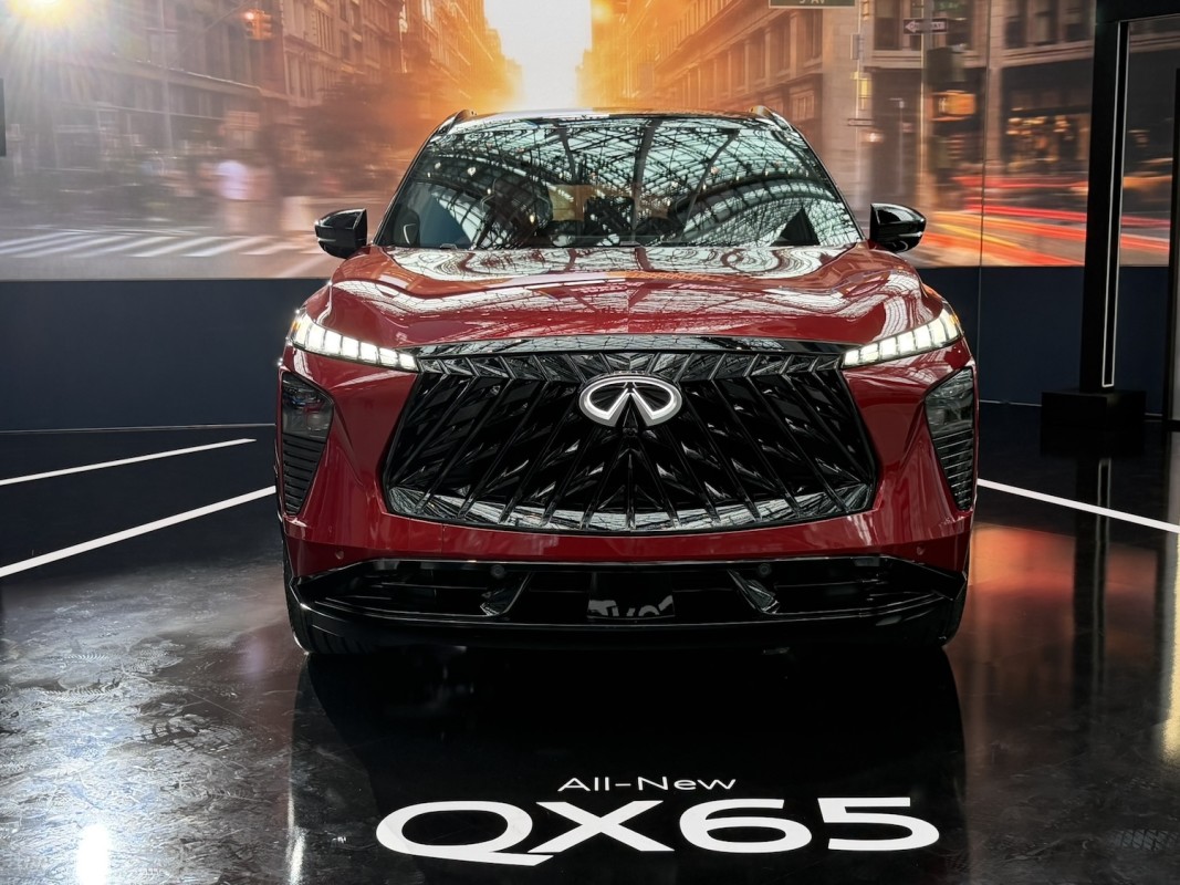 O Infiniti QX65 parece pronto para um retorno esportivo vermelho