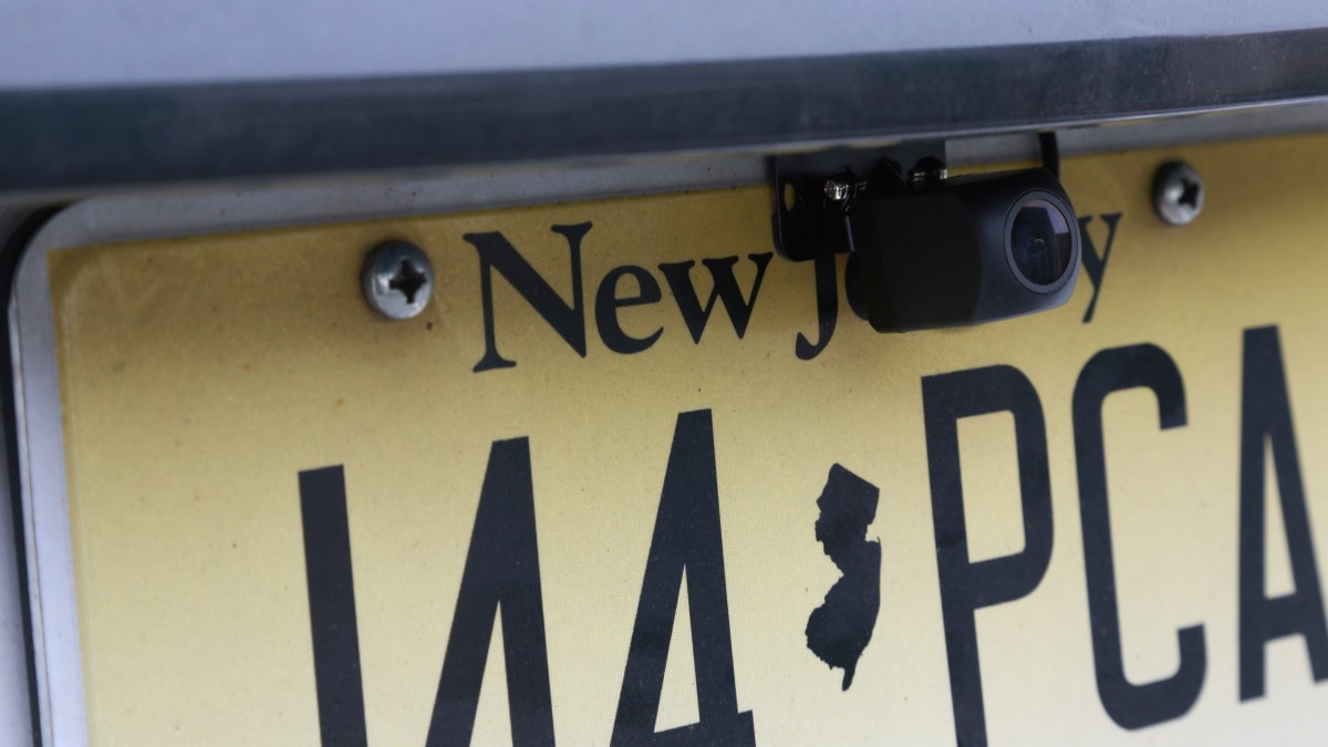 Este gadget de US $ 199 transforma seu espelho retrovisor em uma Dash Cam e uma câmera de backup