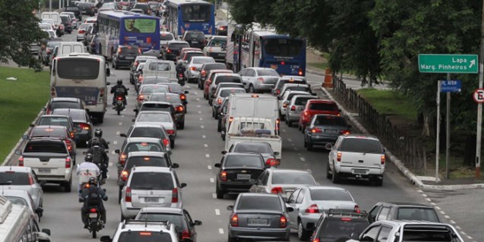 Gasolina e alimentos pressionam, e prévia da inflação sobe para 0,89%