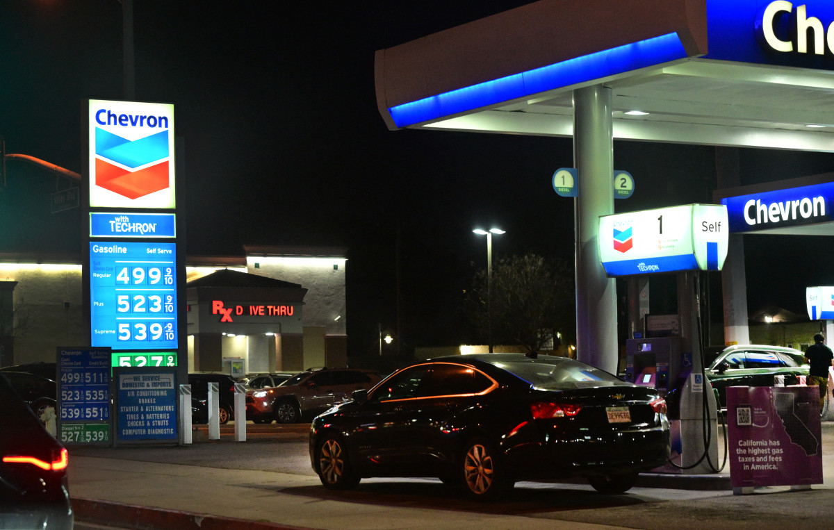 O gás custa US $ 4 por galão em média: veja como é caro onde você mora