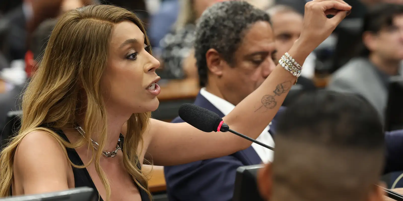 Erika Hilton rejeita negociação sobre compensações na PEC da 6×1 