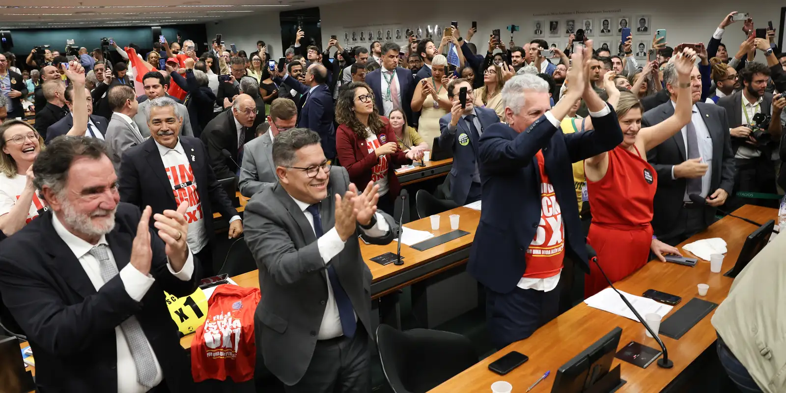 Comissão aprova relatório de PEC que acaba com escala 6X1