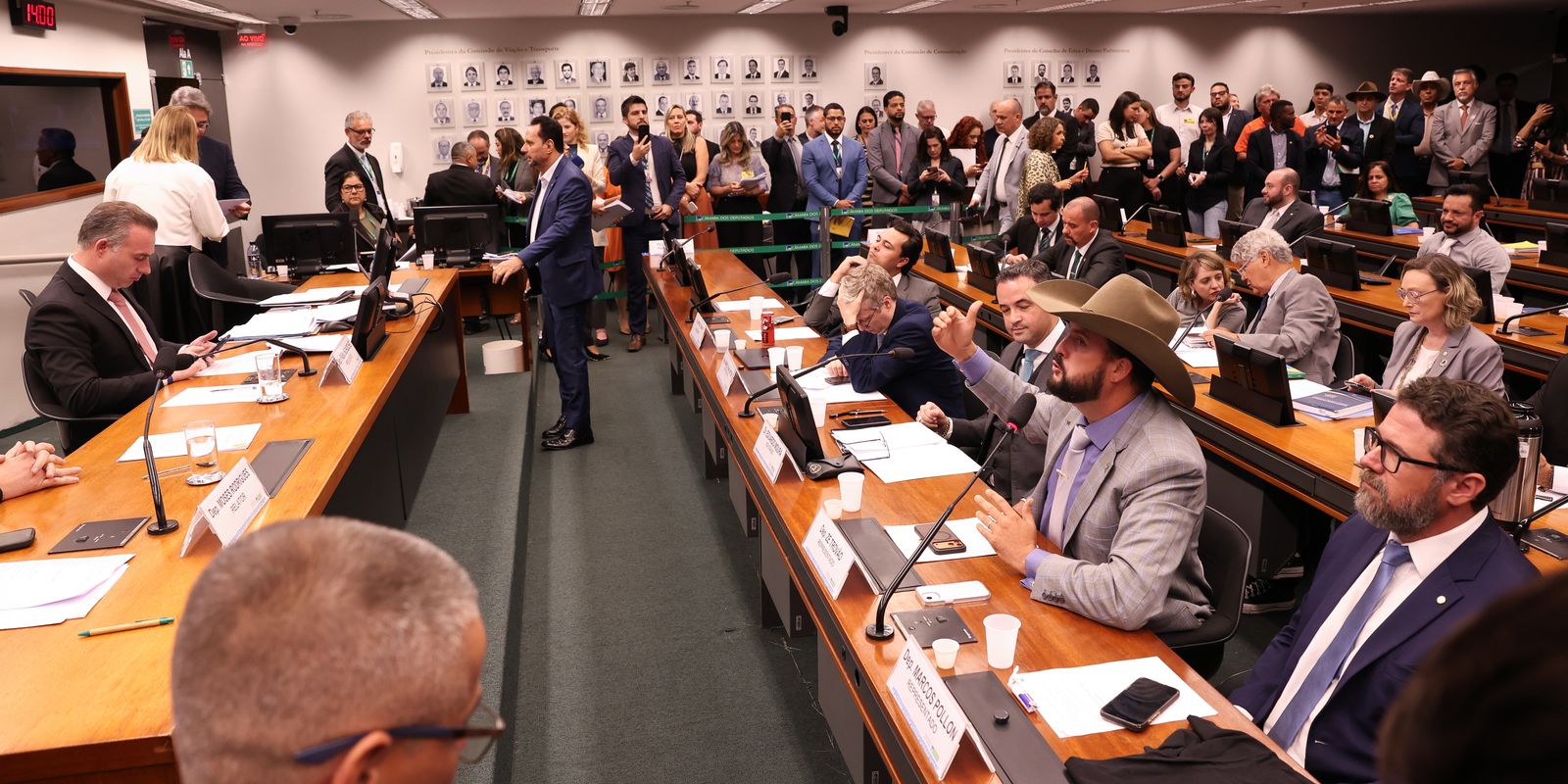 Conselho de Ética suspende três deputados por motim na Câmara