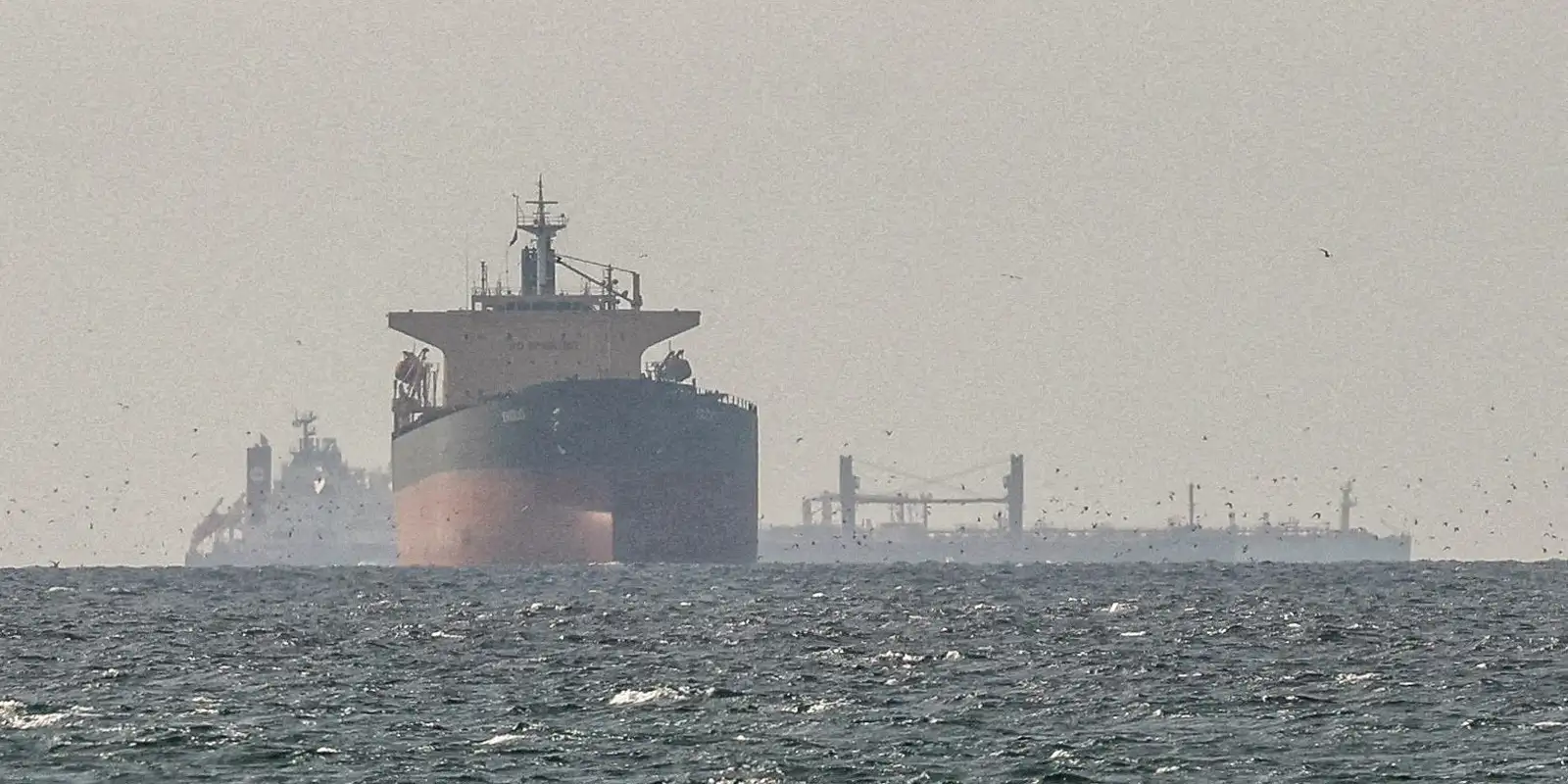 Irã nega passagem de navios dos EUA por Ormuz e petróleo dispara