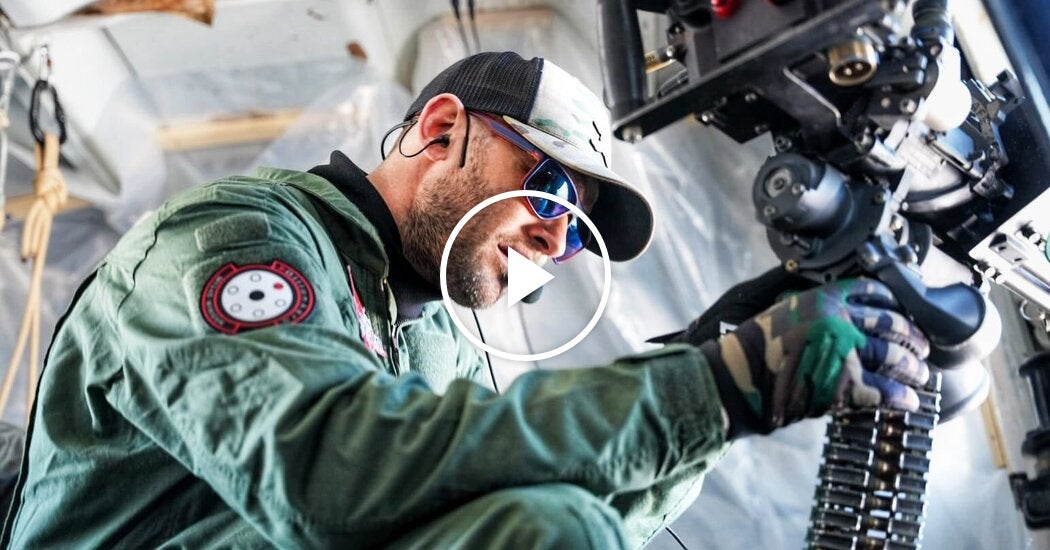 Por dentro do antigo avião de paraquedismo caçando drones na Ucrânia