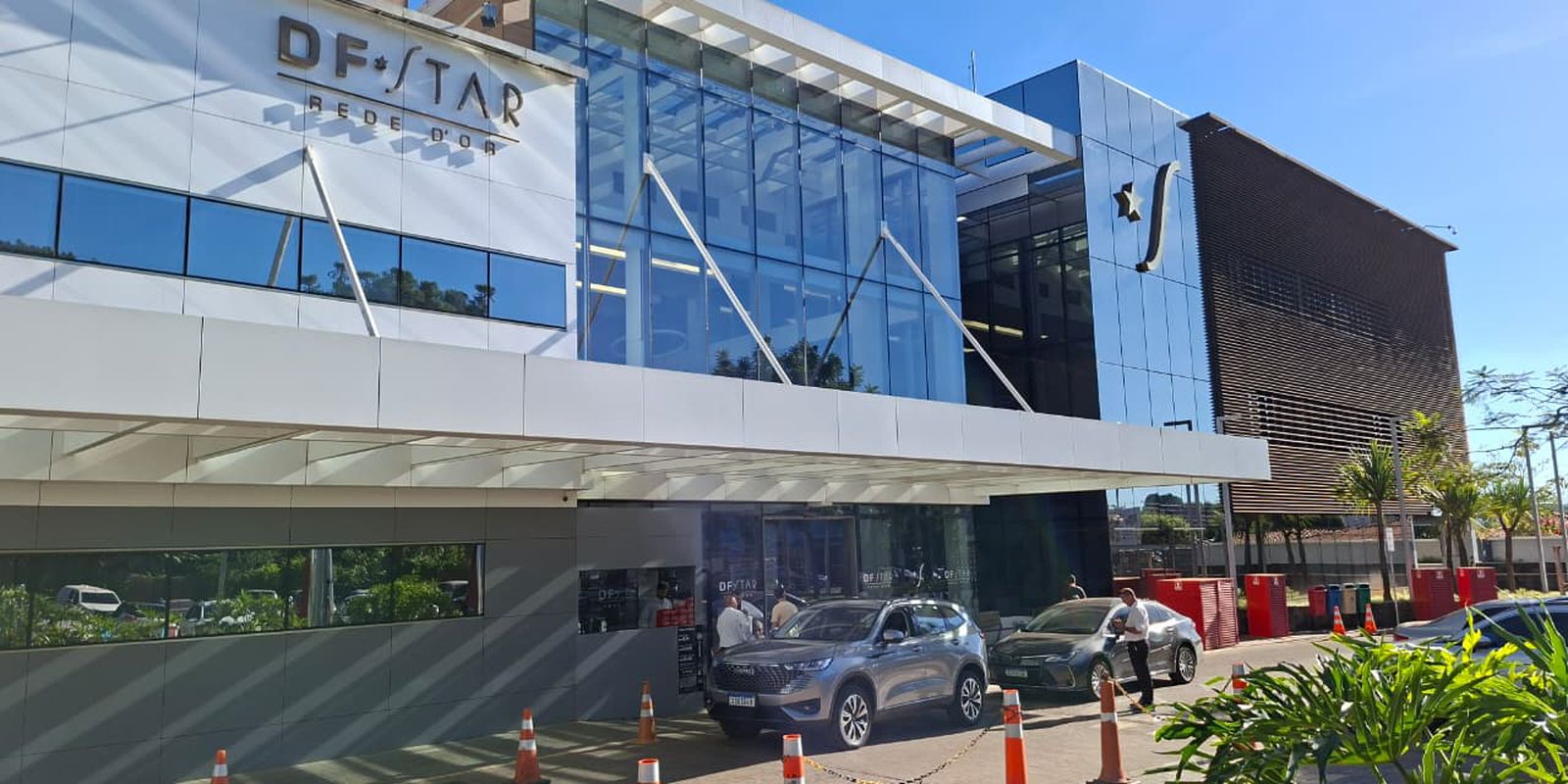 Bolsonaro é internado para cirurgia no ombro em Brasília