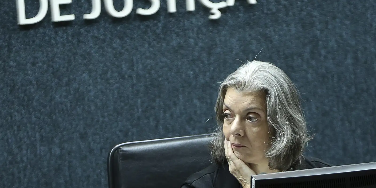 Cármen Lúcia vota por derrubar flexibilização da Lei da Ficha Limpa 