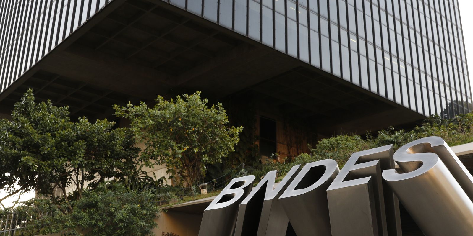 BNDES abre financiamento para transporte de carga e passageiros