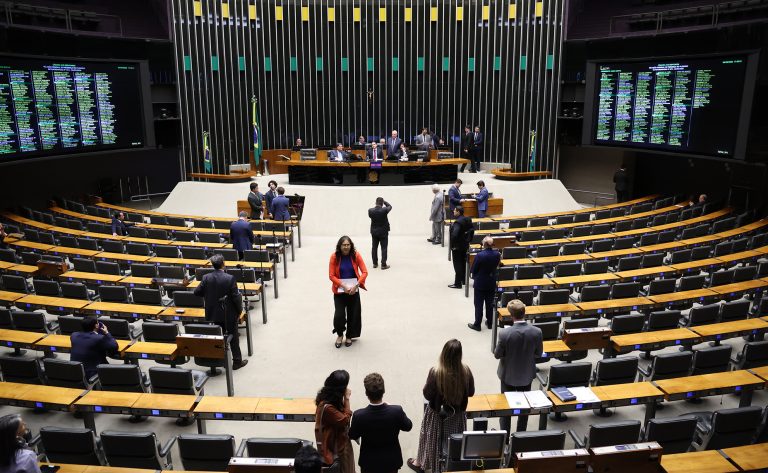 Câmara pode votar projetos sobre aposentadoria compulsória, transparência de gastos e crimes sexuais com uso de IA – Notícias