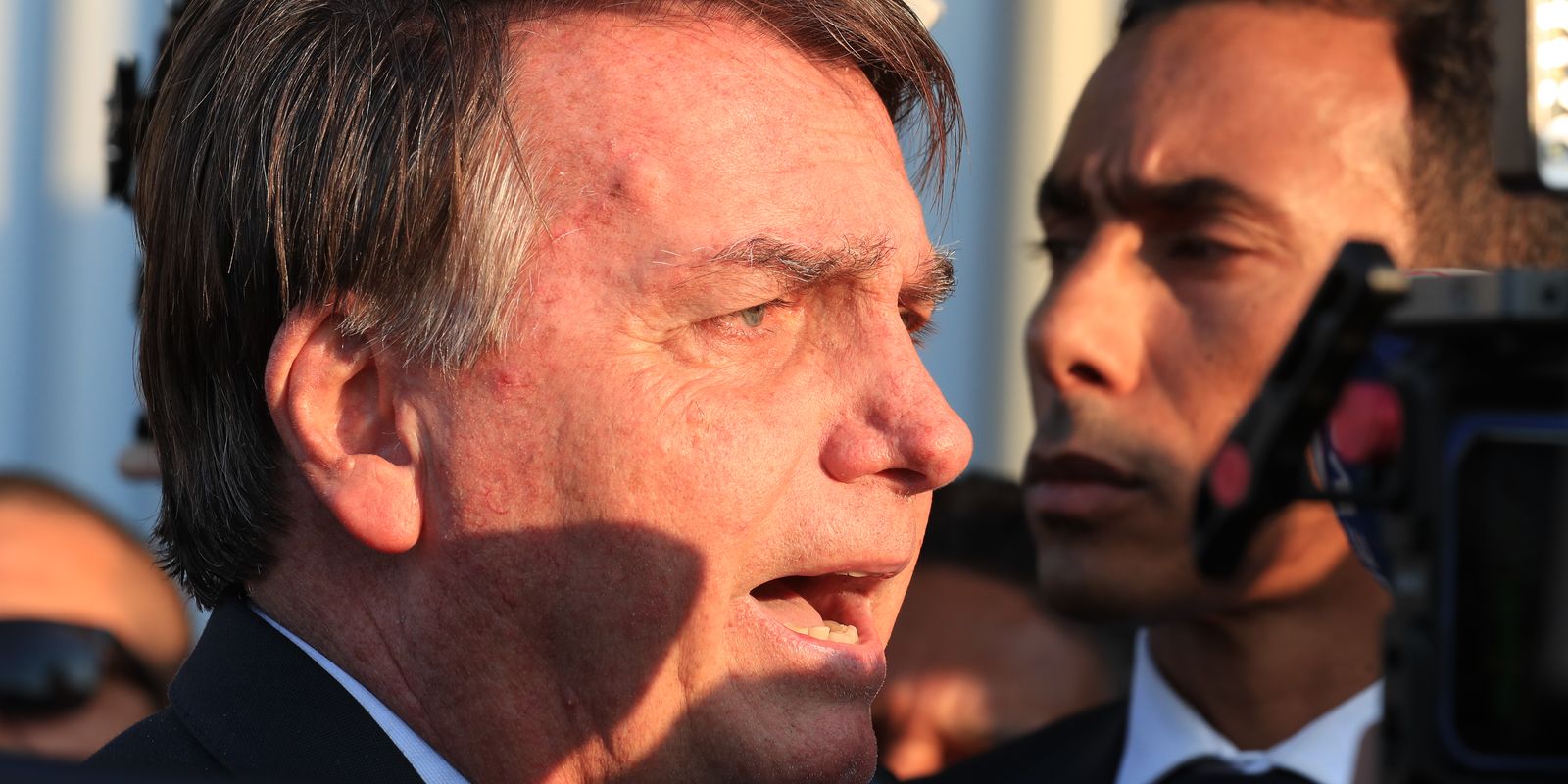 Bolsonaro tem alta hospitalar após passar por cirurgia no ombro