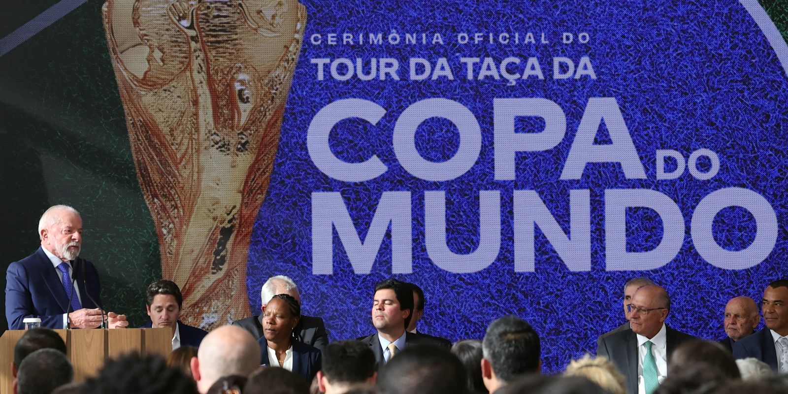 Lula sanciona lei da Copa do Mundo Feminina e reconhece pioneiras