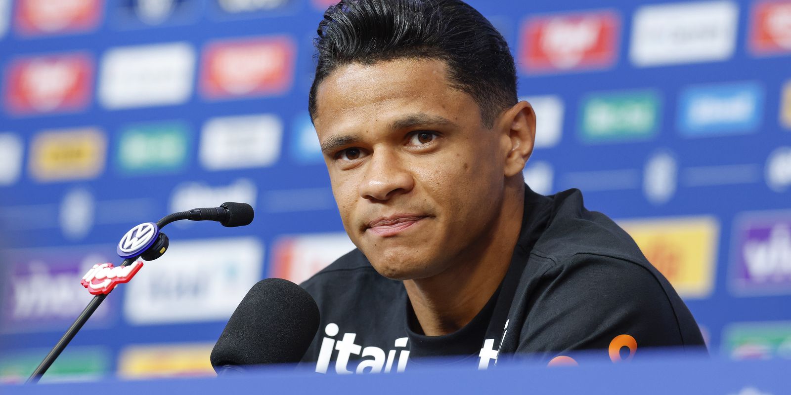 Aposta de Ancelotti, Douglas Santos explica apoio tático a Vini Jr.