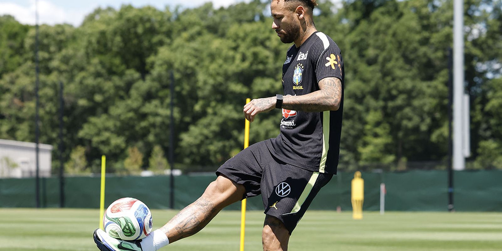 Neymar volta a treinar com a seleção a 2 dias do jogo contra o Haiti