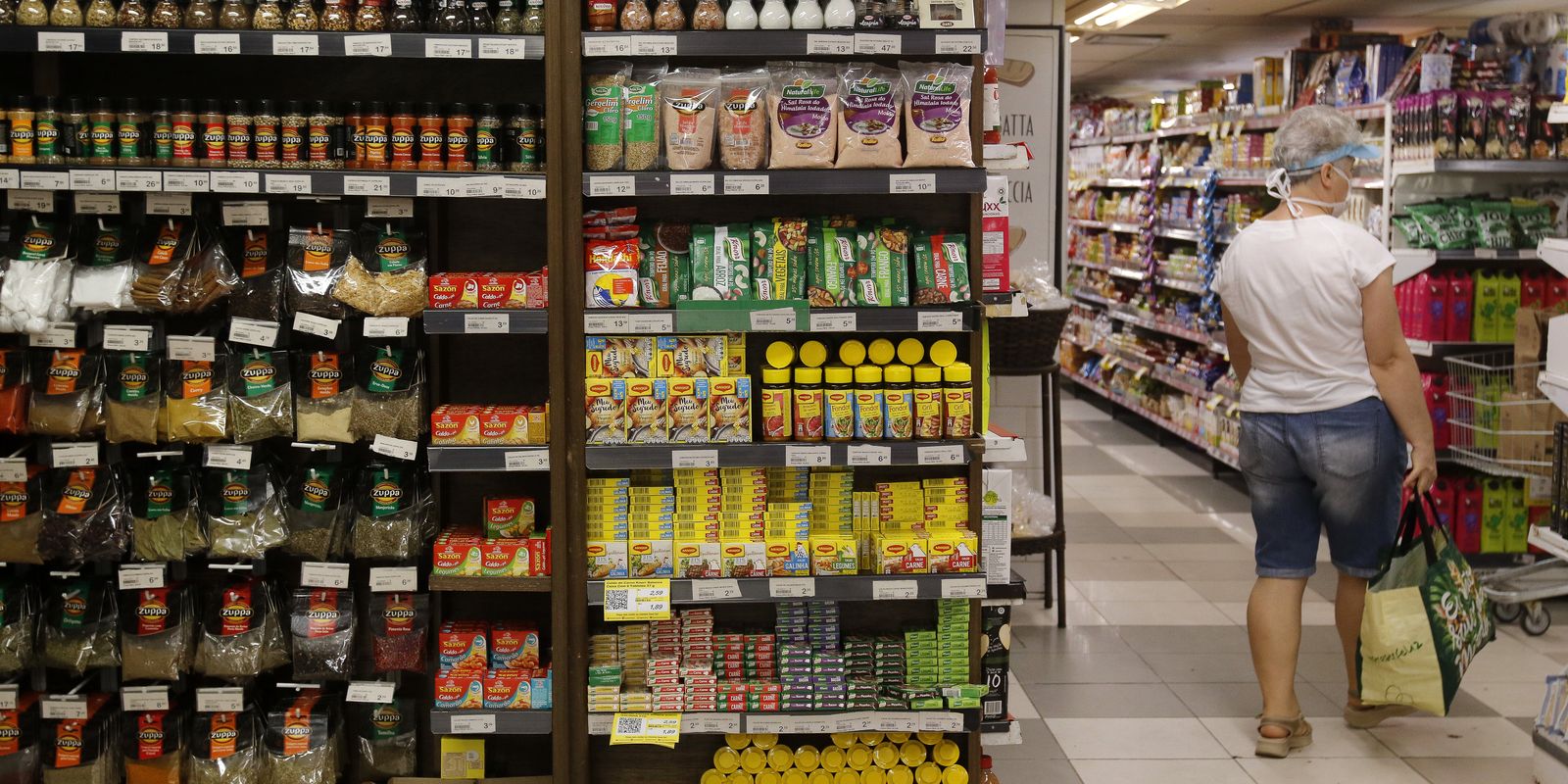 Fabricação de produto alimentício gerou mais emprego em 2024, diz IBGE