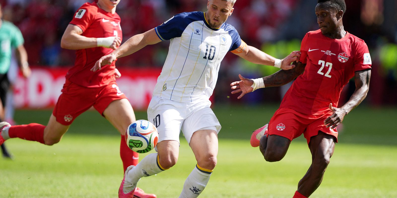 Canadá e Bósnia ficam no empate na estreia na Copa: 1 a 1
