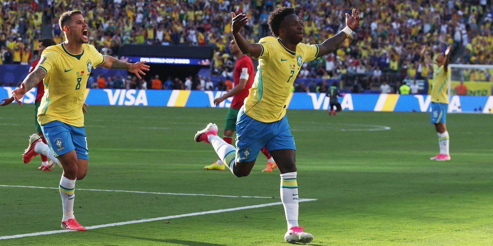 Raphinha, Vini Jr. e Douglas Santos se destacam nos números da estreia