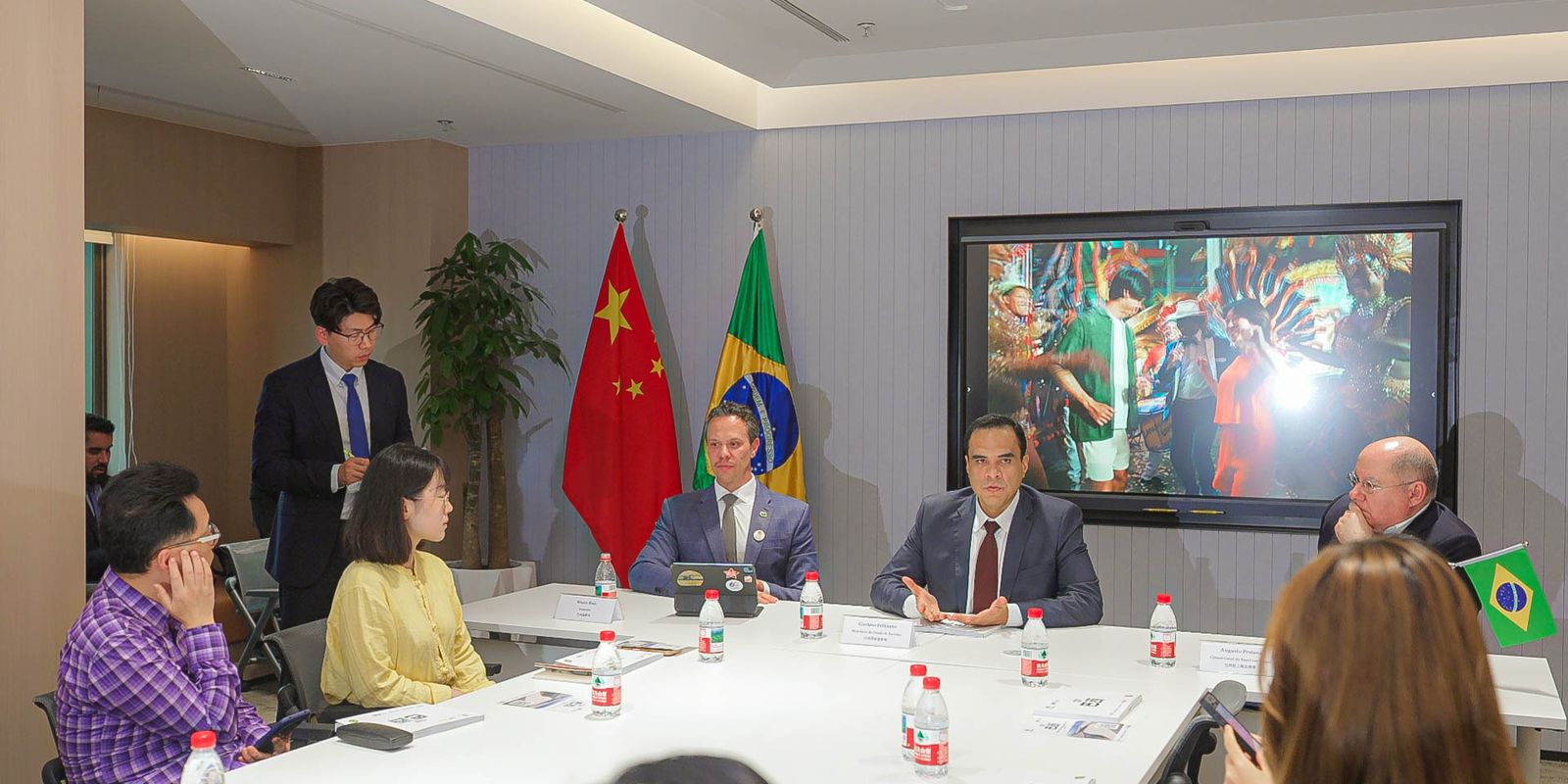 Guia em mandarim mostra oportunidades de investimentos no Brasil