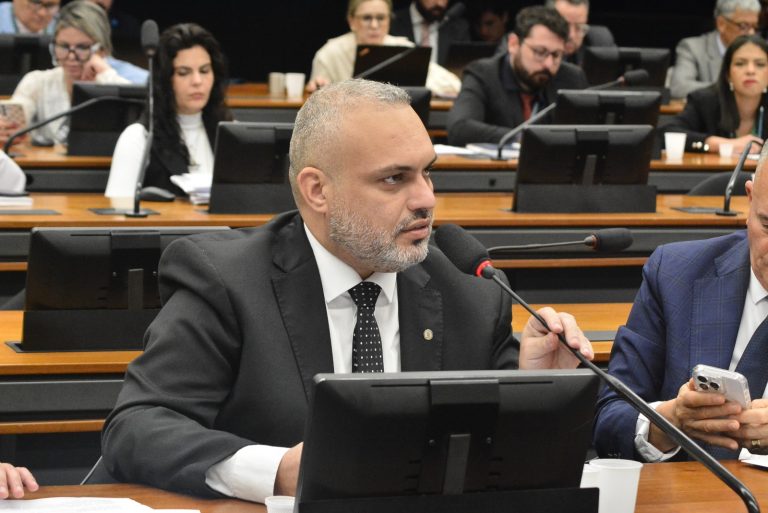Projeto limita saques em espécie a R$ 100 mil por mês para combater lavagem de dinheiro – Notícias