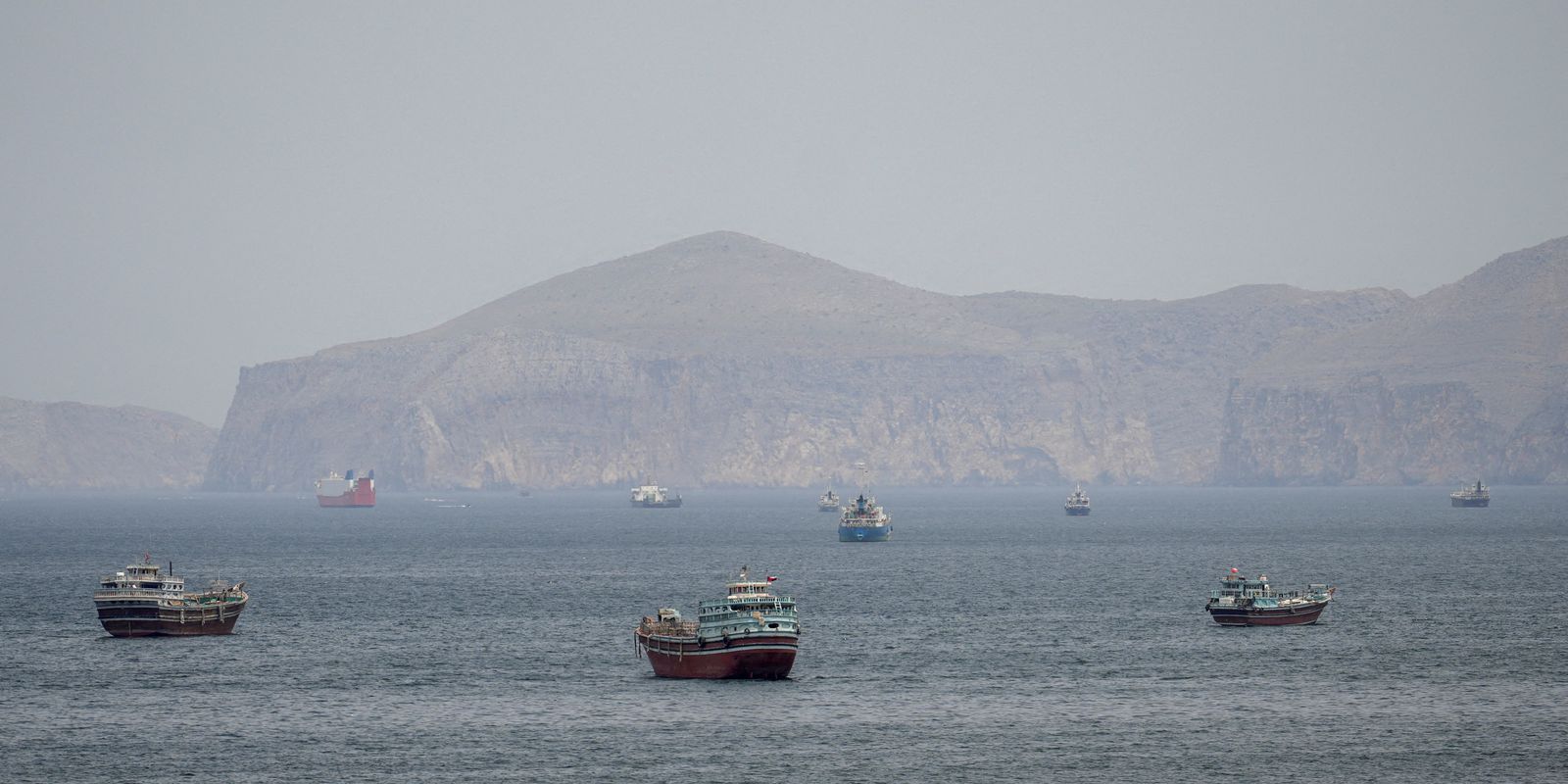 Petroleiro é atingido em Ormuz em meio a ataques entre Irã e EUA