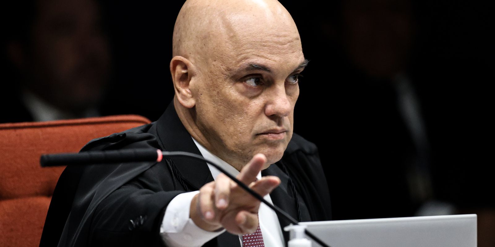 Moraes pede parecer da PGR sobre apreensão de arma de Bolsonaro