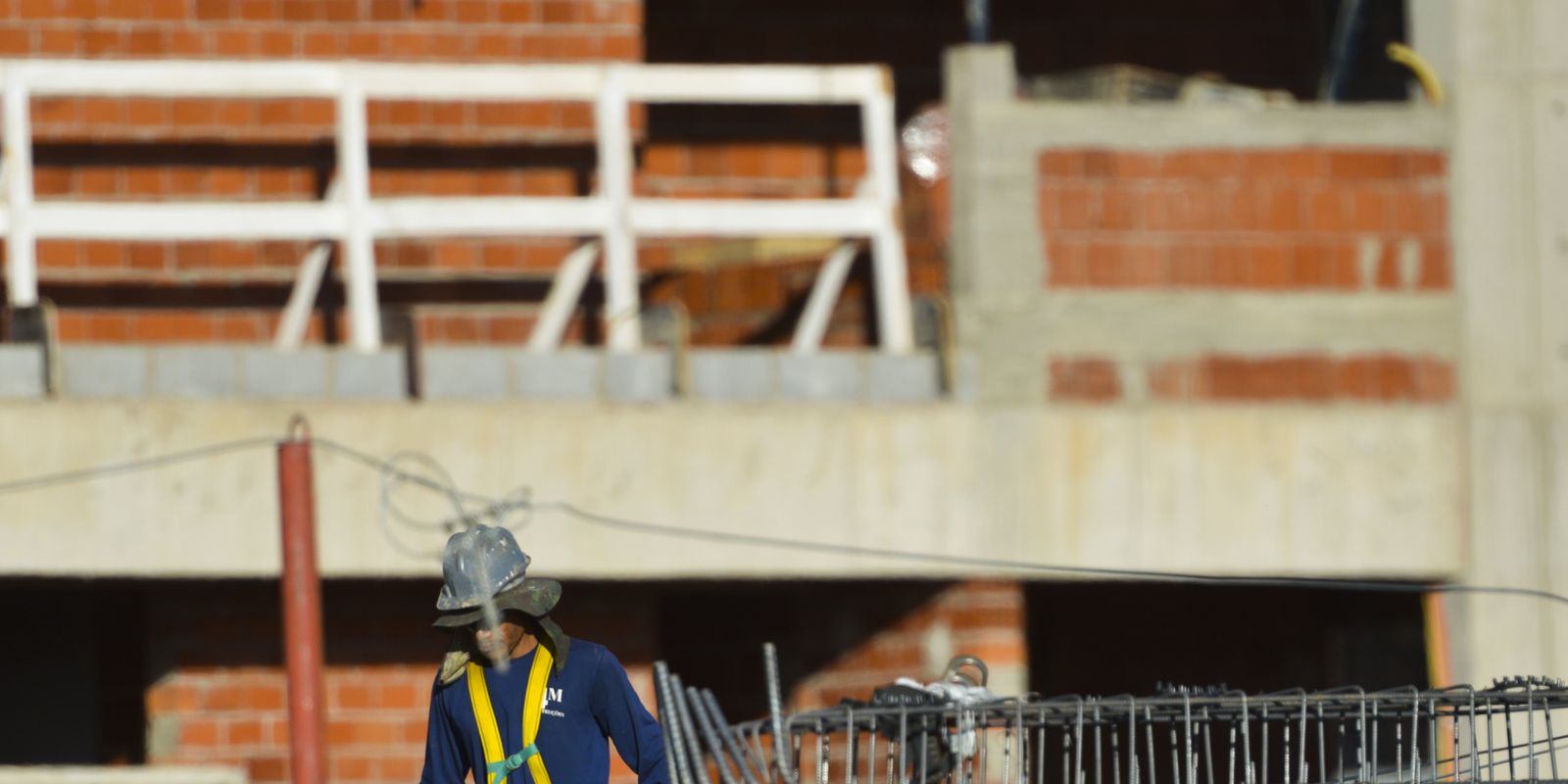 Construção empregou 2,5 milhões e pagou média de 2,1 salários mínimos