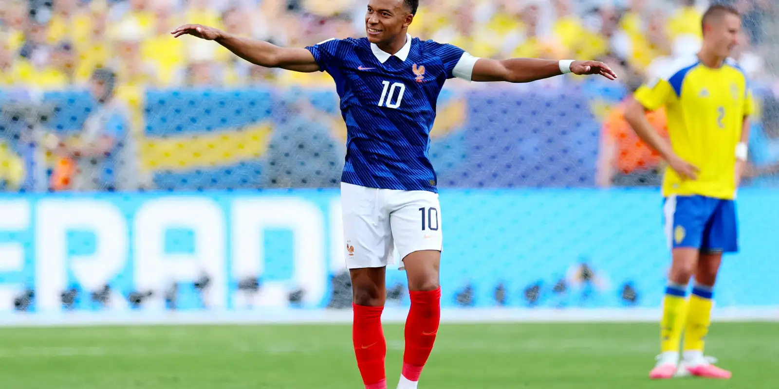 Com dois gols de Mbappé, França despacha Suécia e avança às oitavas