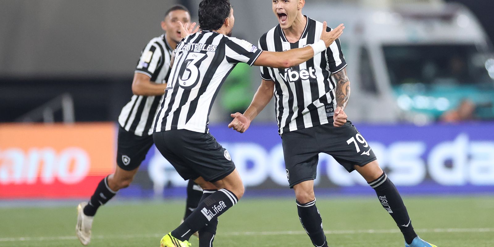 Com gol no último lance, Botafogo bate Santos na volta do Brasileirão