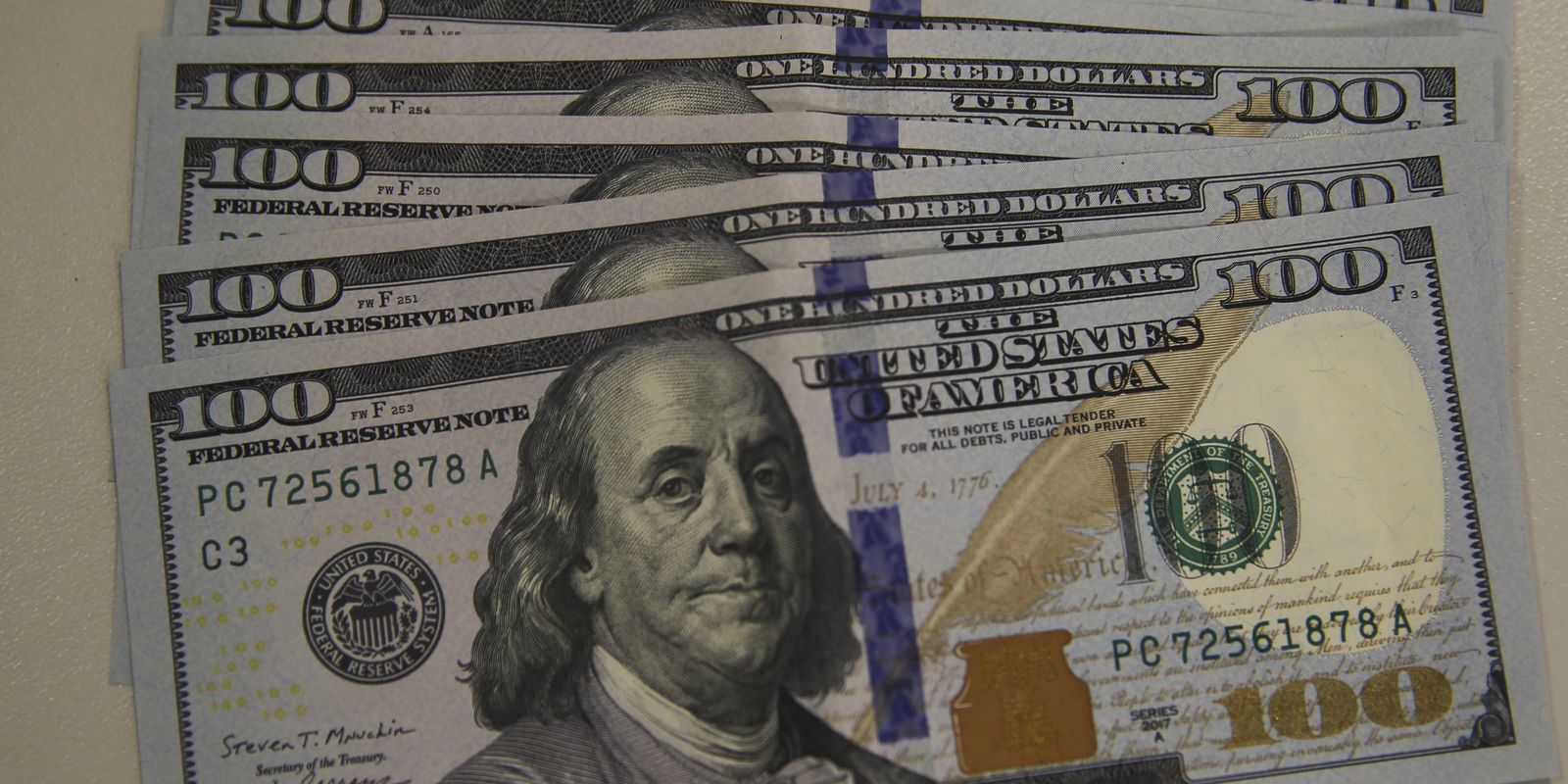 Dólar cai para R$ 5,08, e bolsa recua pela quarta vez consecutiva
