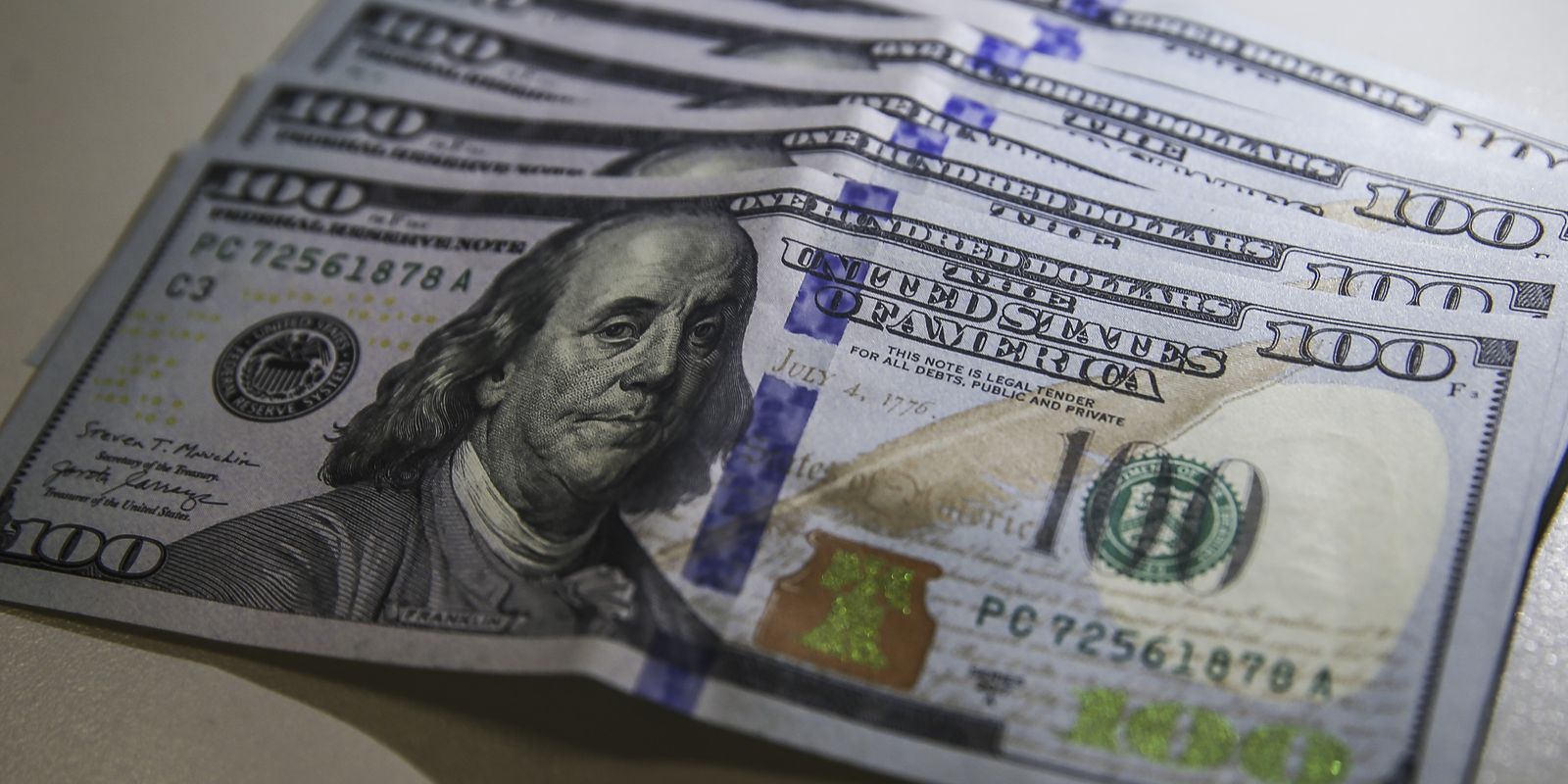 Dólar cai ao menor nível em três semanas; bolsa sobe 1,22%