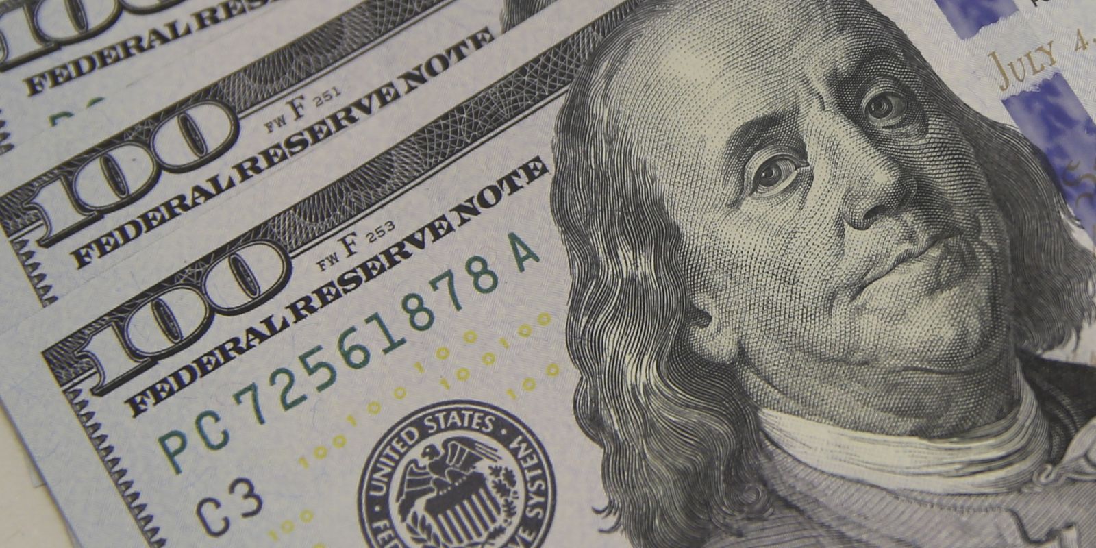 Dólar cai ao menor nível em quase dois meses, com alívio externo