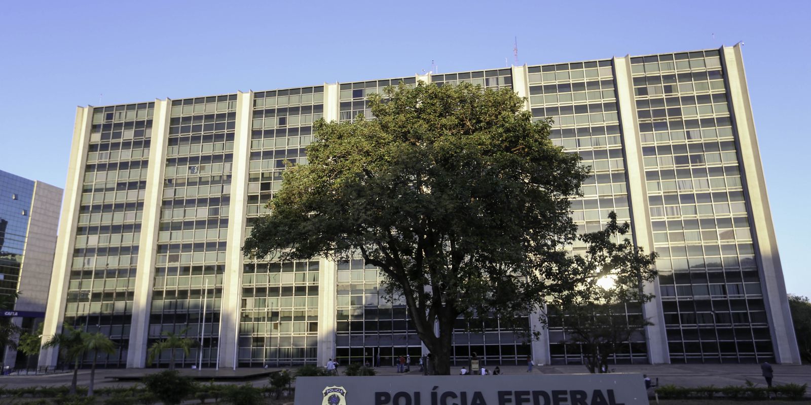 Polícia Federal faz operação para conter lavagem de dinheiro do PCC